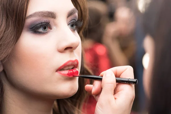 Mujer Aplicando Maquillaje — Foto de Stock