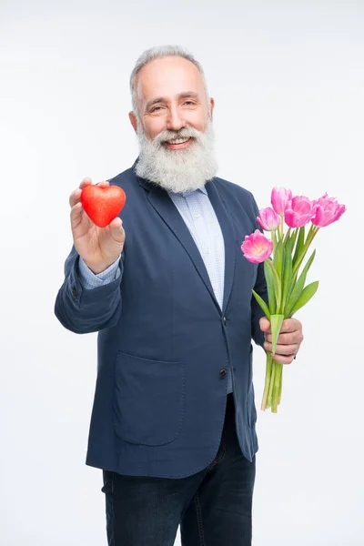 Starší muž s tulipány — Stock fotografie