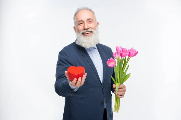 Старший чоловік з тюльпанами — стокове фото