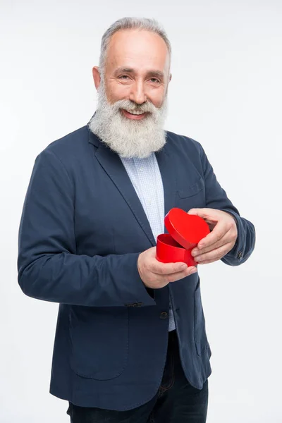 Hombre sosteniendo caja de regalo — Foto de Stock