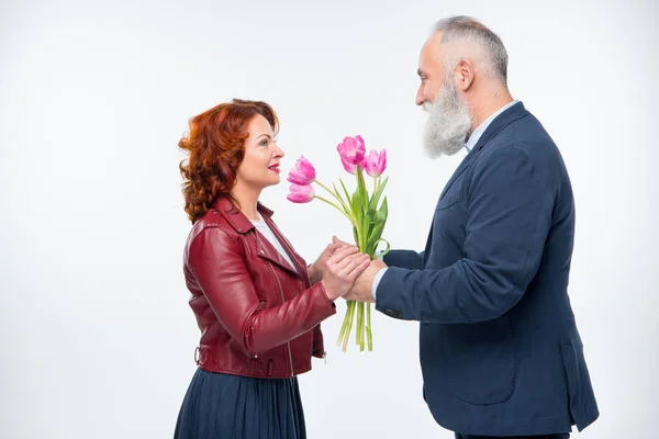 Man presenterar blommor till kvinna — Stockfoto