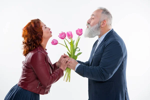 Man presenting flowers to woman — Stock Photo, Image