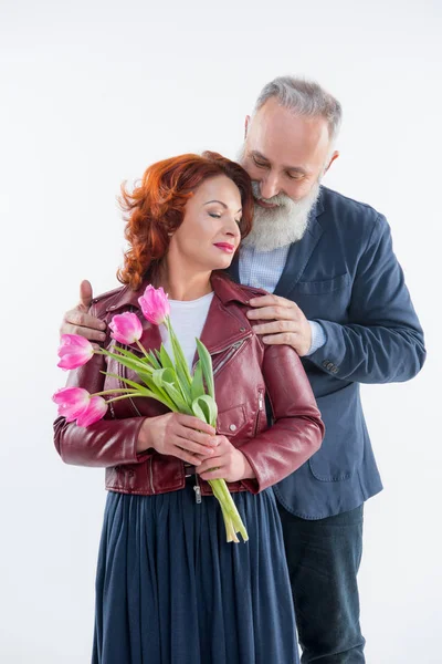 Uomo che presenta fiori alla donna — Foto Stock