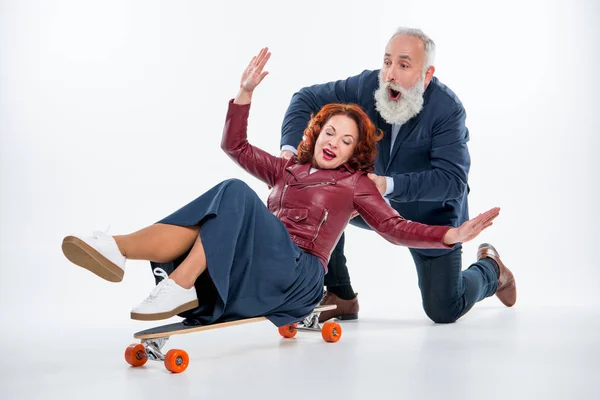 Зрелая пара со скейтбордом — стоковое фото