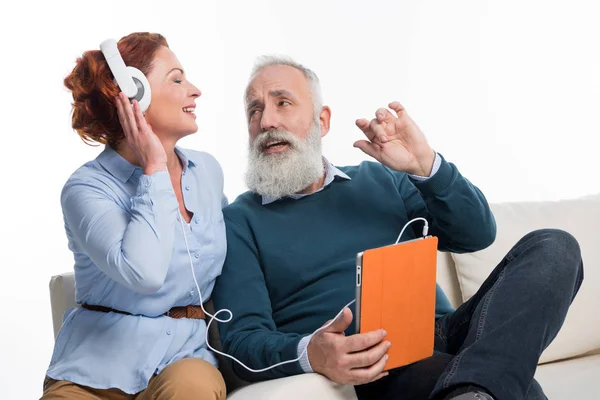 Casal usando tablet digital — Fotografia de Stock