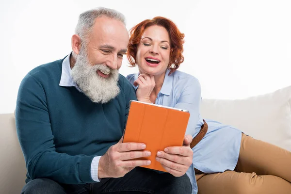 Couple using digital tablet — Free Stock Photo