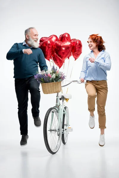 Coppia matura con bicicletta — Foto Stock