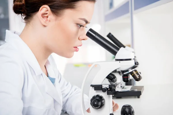 Scientist working with microscope — Stock Photo, Image