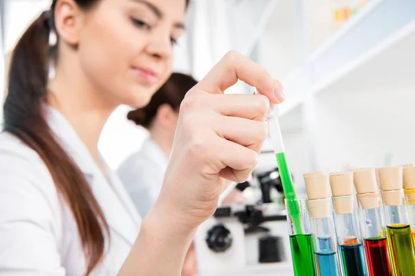 Científica en laboratorio — Foto de stock gratuita