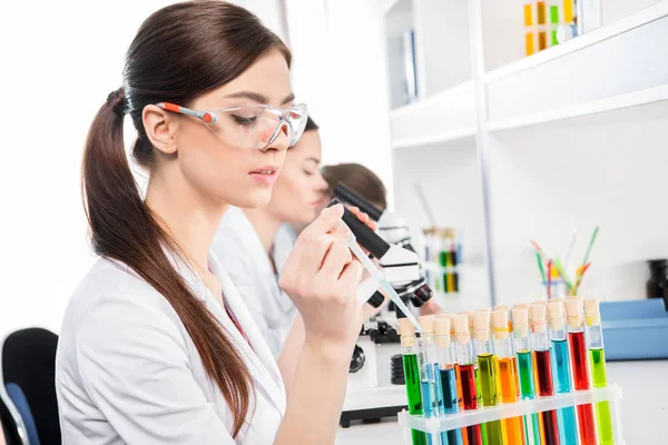 Young female scientists — Stock Photo, Image