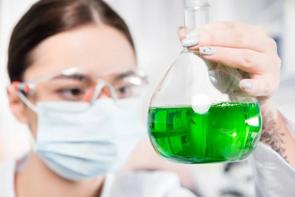 Female scientist in laboratory — Stock Photo, Image