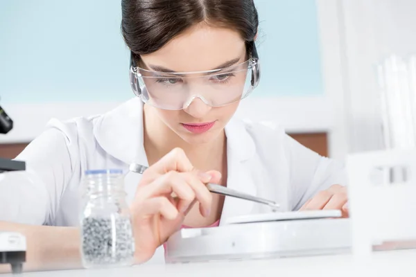 Científica en gafas protectoras — Foto de Stock