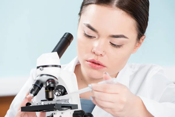 Женщина-ученый с микроскопом — стоковое фото