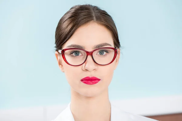 Attraktive Frau mit Brille — Stockfoto