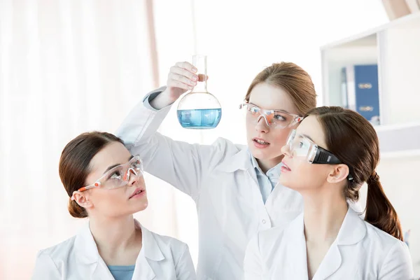 Científicas en laboratorio — Foto de Stock