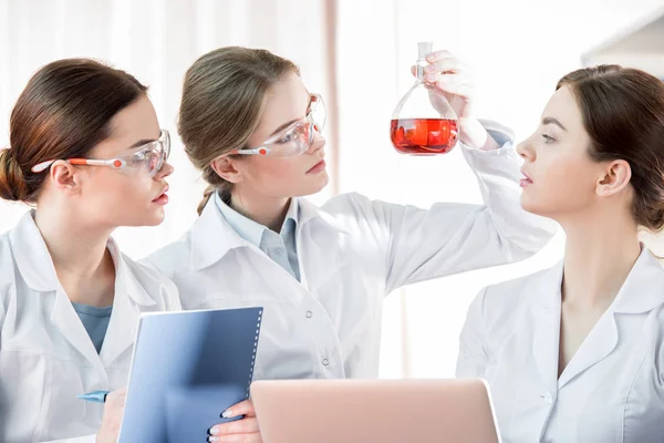 Female scientists in laboratory — Stock Photo, Image