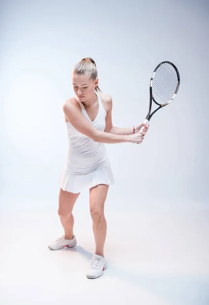 若い女性がテニスをしていて — ストック写真