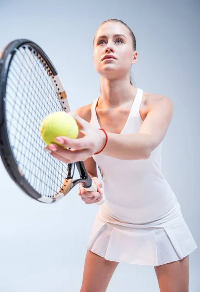 Mladá žena hraje tenis — Stock fotografie