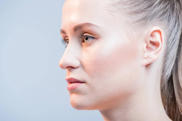 Attraktive junge Frau — Stockfoto