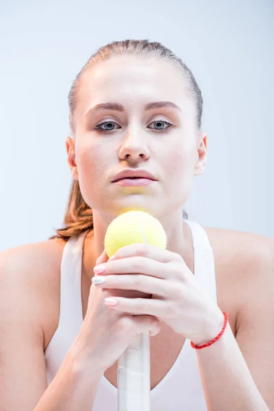 Jugadora de tenis femenina con pelota —  Fotos de Stock