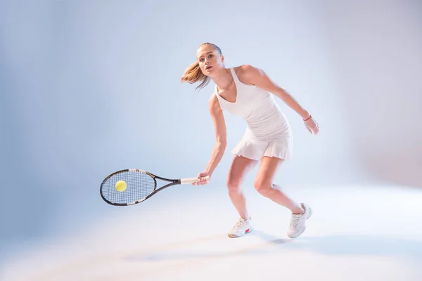年轻女子打网球 — 图库照片