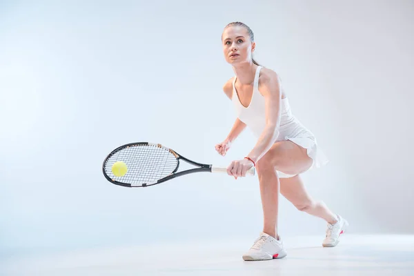 Mujer con raqueta de tenis — Foto de Stock