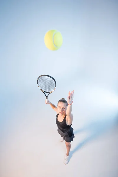 Žena s tenisovou raketou — Stock fotografie