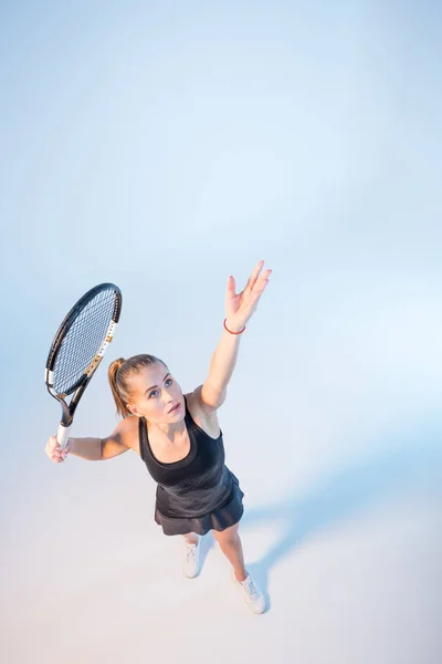 Femme avec raquette de tennis — Photo