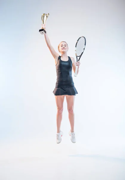 Mulher com raquete e troféu — Fotografia de Stock