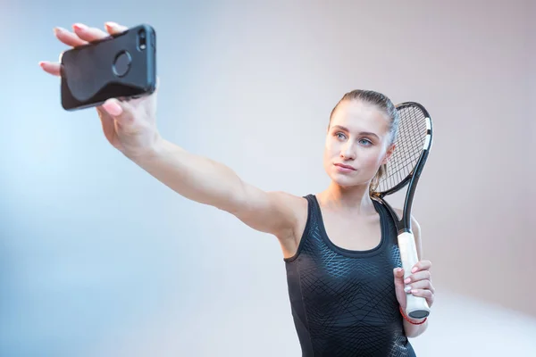 Femeie cu rachetă de tenis — Fotografie, imagine de stoc