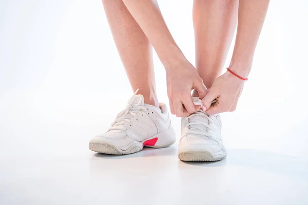 Жінка, пов'язуючи шнурки — стокове фото