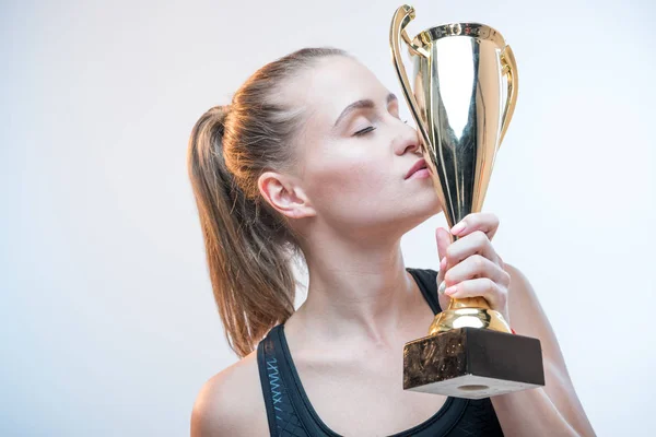 Vrouw bedrijf trofee — Stockfoto