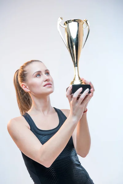 Mujer sosteniendo trofeo —  Fotos de Stock