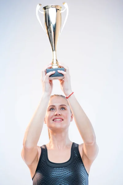 Mujer sosteniendo trofeo — Foto de Stock