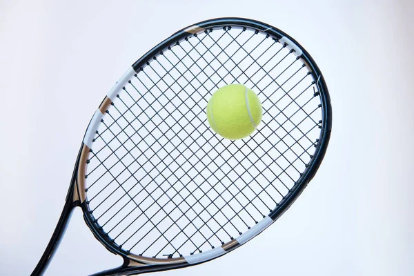Raqueta de tenis con pelota —  Fotos de Stock