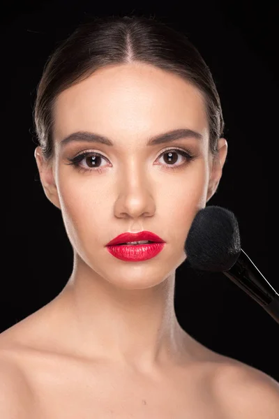 Woman applying makeup — Stock Photo, Image