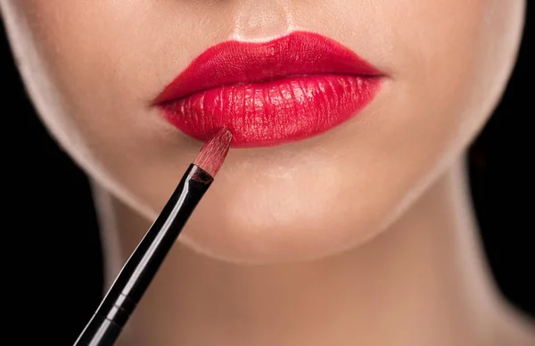 Mujer aplicando maquillaje —  Fotos de Stock