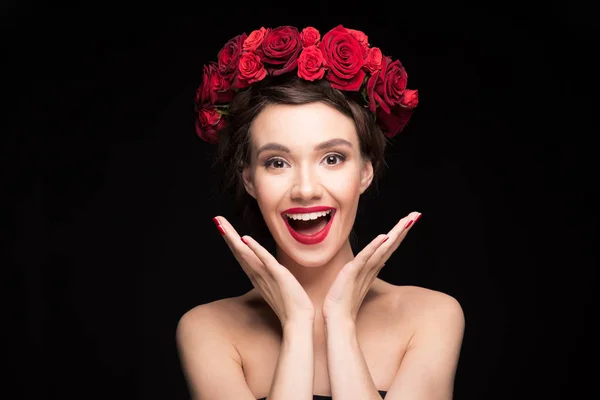 Mulher com coroa de rosas na cabeça — Fotografia de Stock