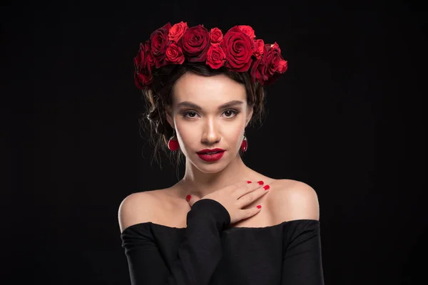 Mujer con rosas corona en la cabeza — Foto de Stock