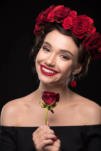 Femme avec couronne de roses sur la tête — Photo