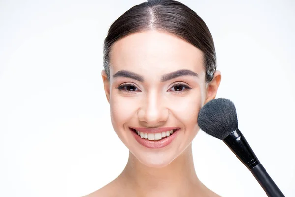 Vrouw glimlachen en kijken naar camera — Stockfoto