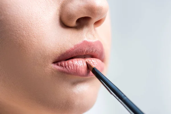 Mulher pintando seus lábios — Fotografia de Stock