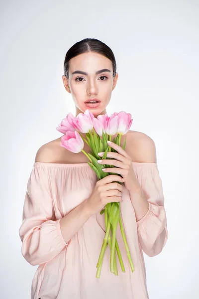 Mulher com buquê de tulipas rosa — Fotografia de Stock