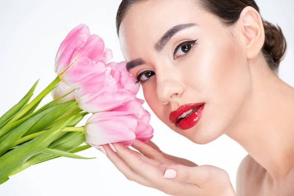 Vrouw met roze tulpen boeket — Stockfoto