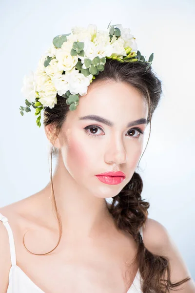 Kvinna med blommor i håret — Stockfoto