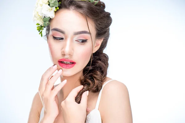 Frau mit Blumen im Haar — Stockfoto