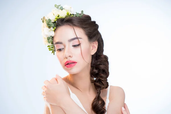 Žena s květinami ve vlasech — Stock fotografie