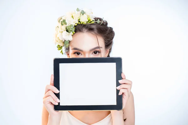 Mujer mostrando tableta digital —  Fotos de Stock