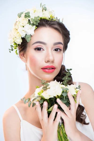 Femme avec bouquet de fleurs — Photo