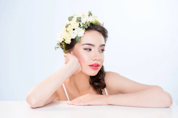 Woman with flowers in hair — Stock Photo, Image